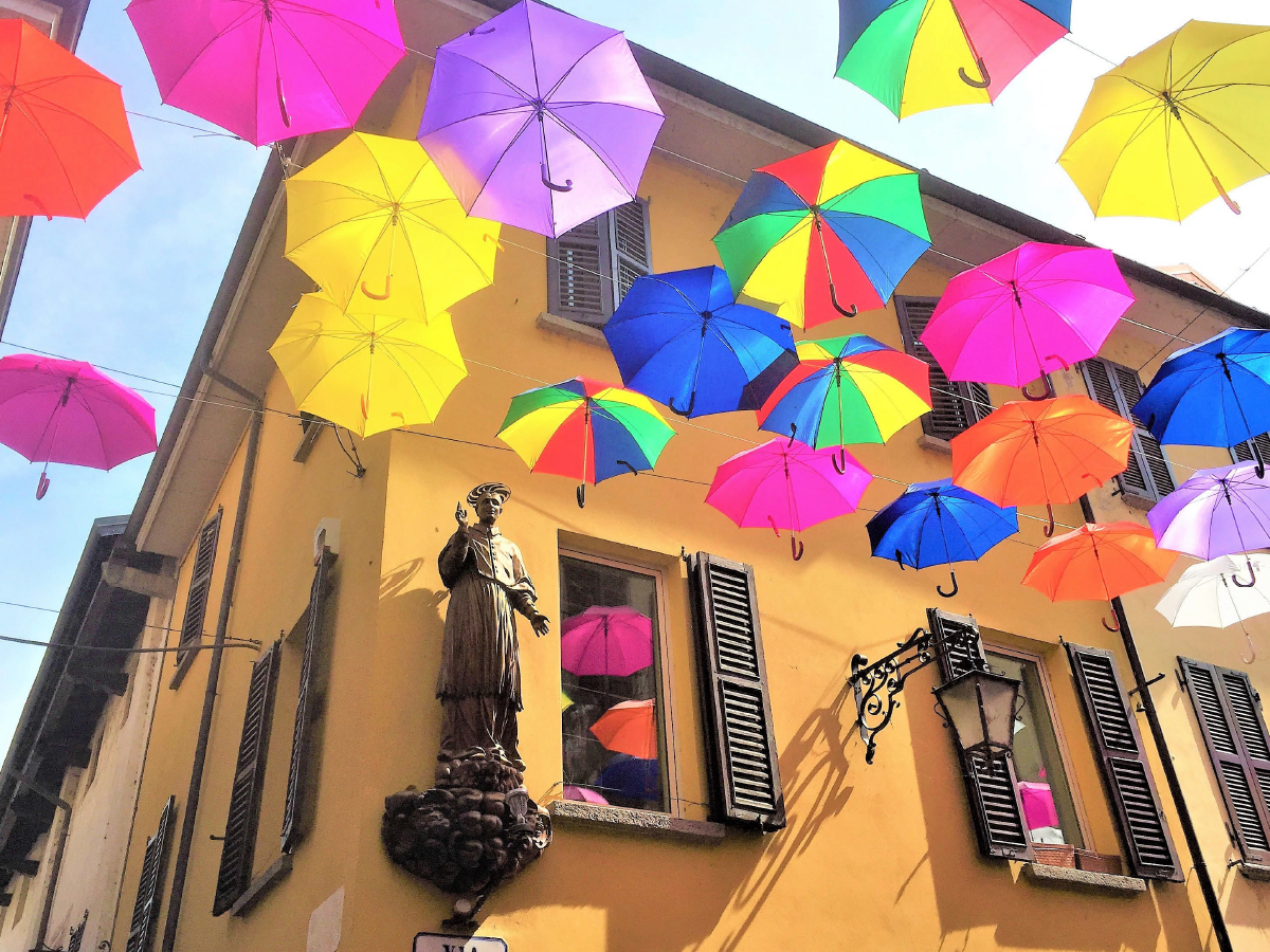 Arona am Lago Maggiore: Regenschirme im Sonnenlicht