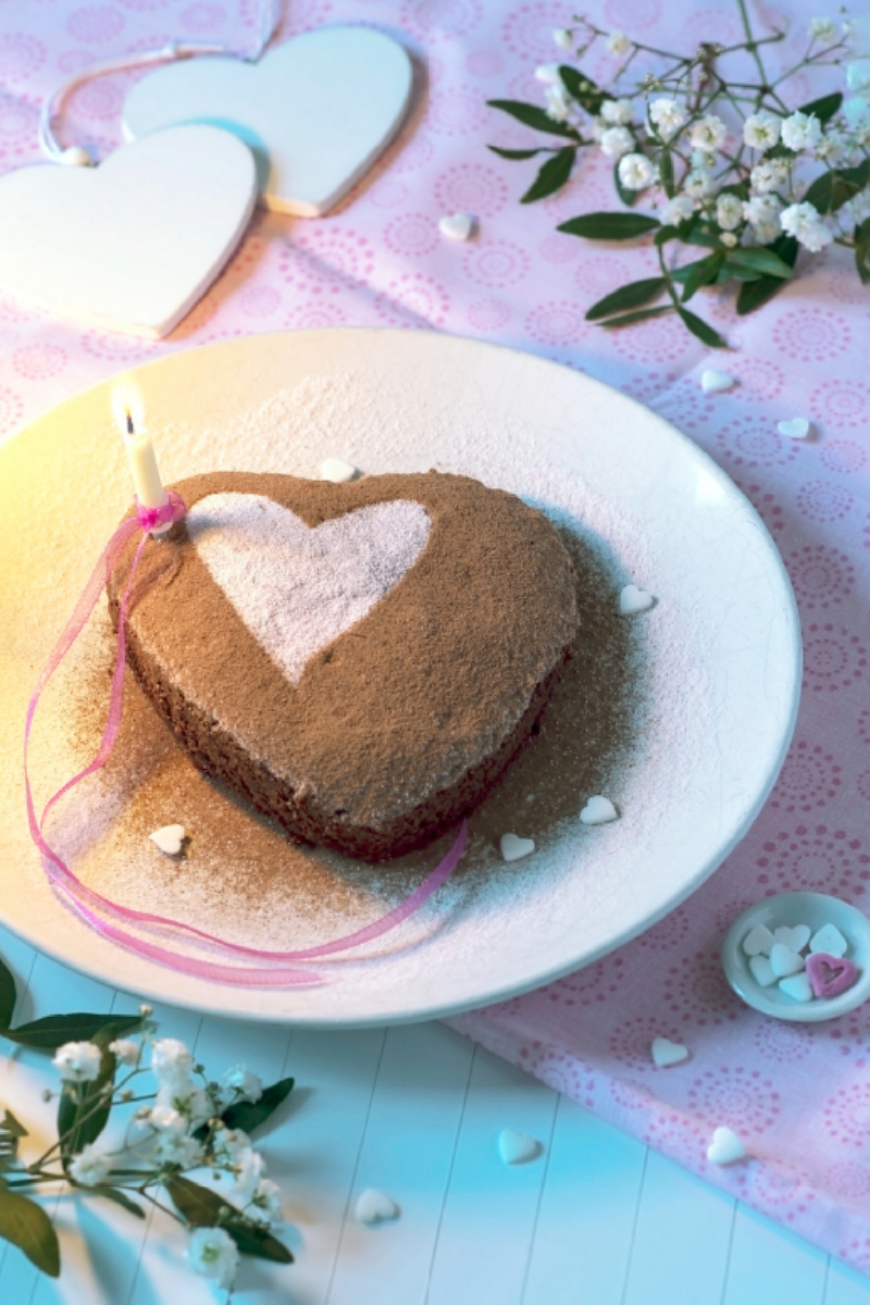 Brownieherz mit rosa Puderzucker