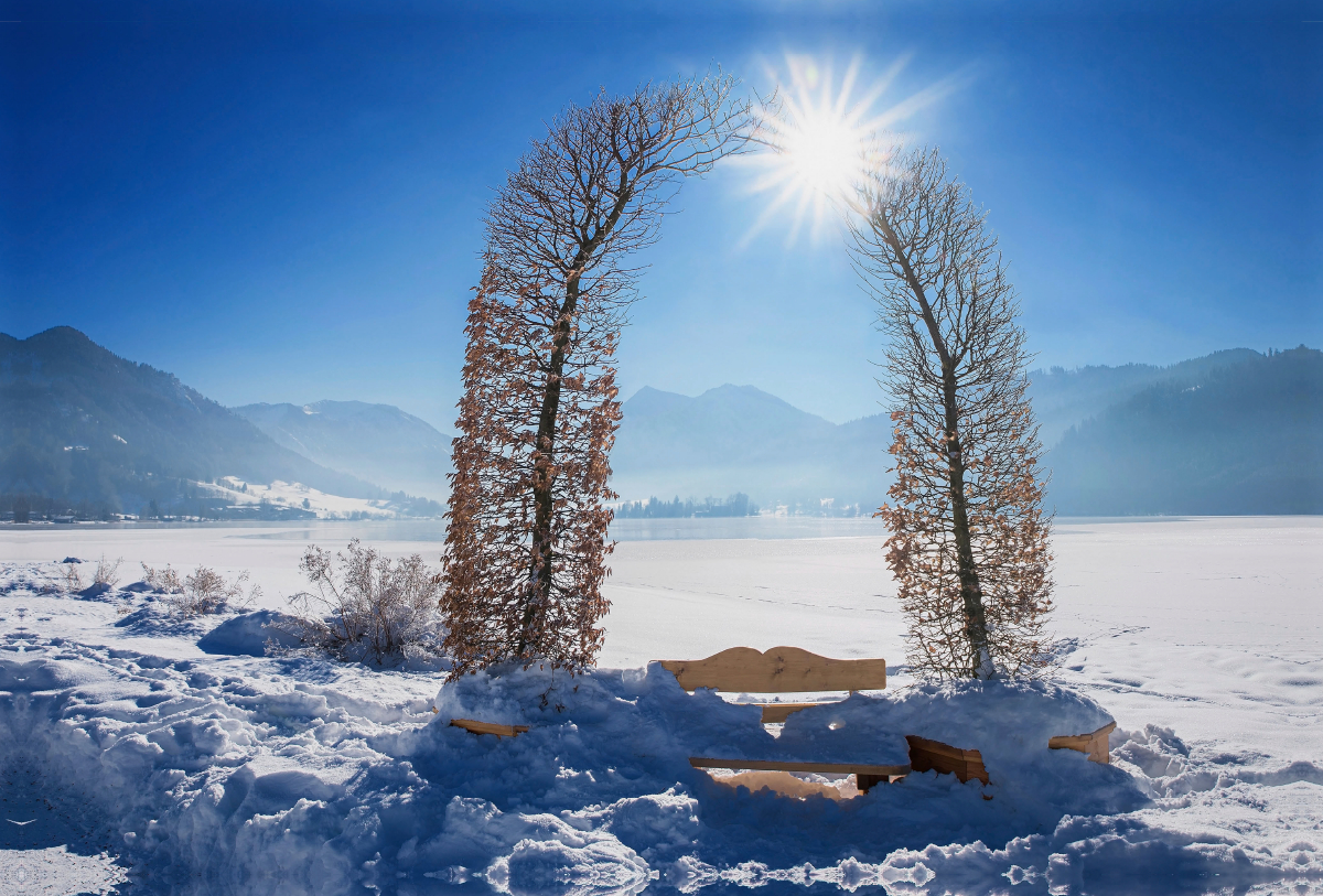 Stille Rast mit Aussicht auf die Winterlandschaft Schliersee Oberbayern