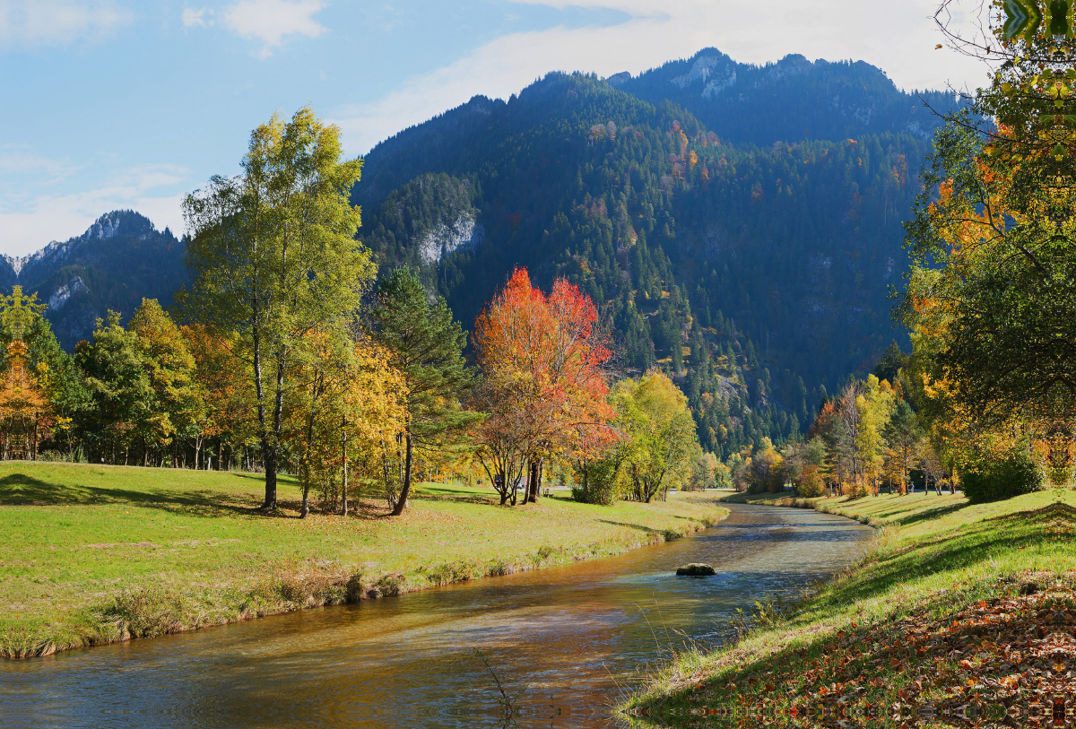 Flusslandschaft Oberbayern bei Oberammergau im Herbst