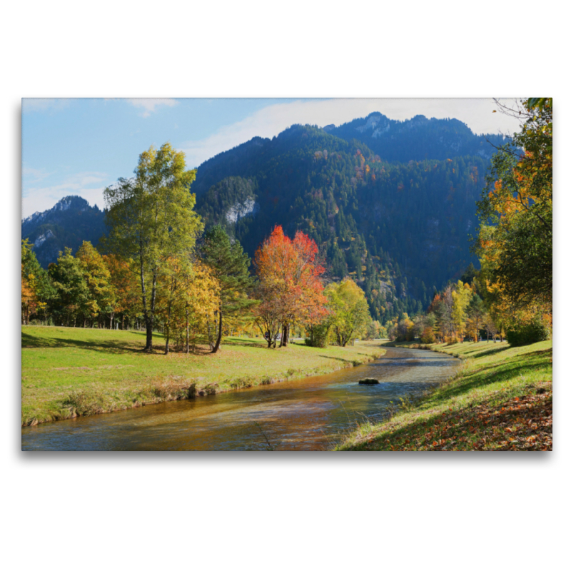 Flusslandschaft Oberbayern bei Oberammergau im Herbst