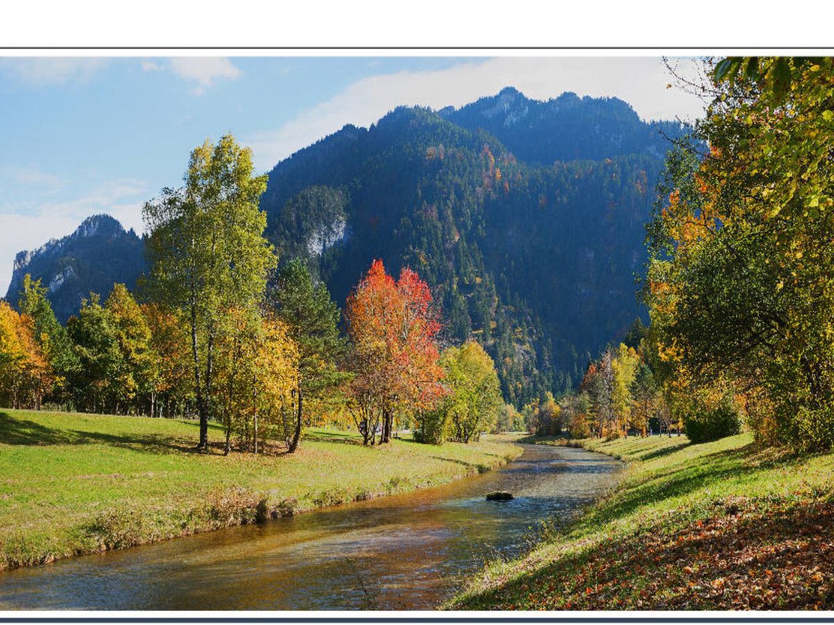 Flusslandschaft Oberbayern bei Oberammergau im Herbst