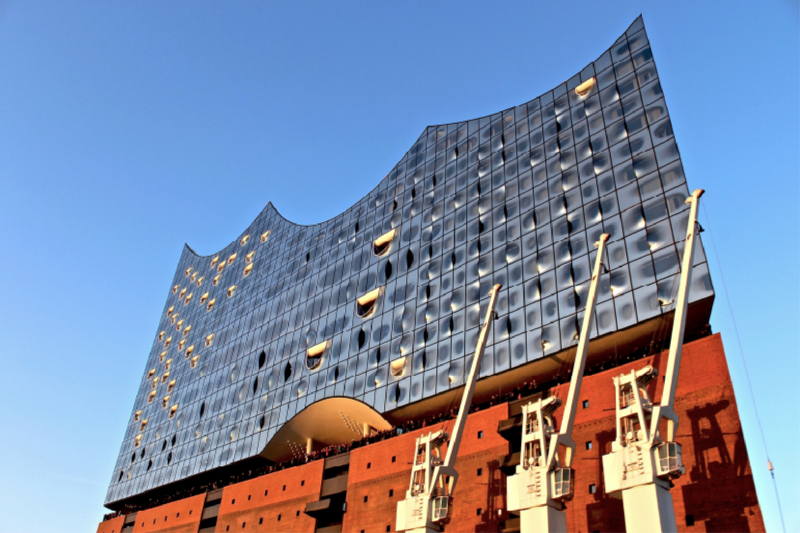 Elbphilharmonie Kräne und Himmel