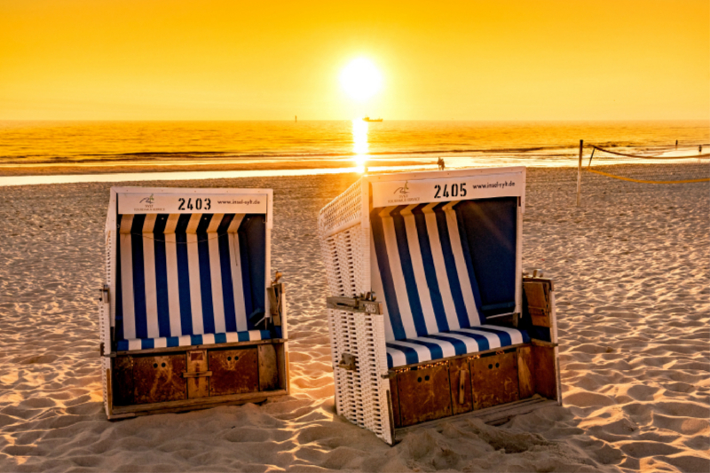 Sylt - Strandkörbe im Sonnenuntergang