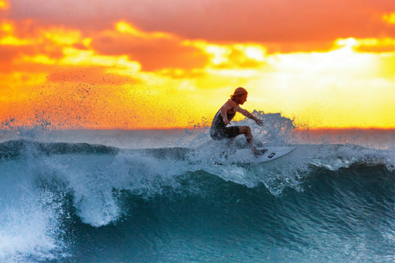 Surfen in den Sonnenuntergang