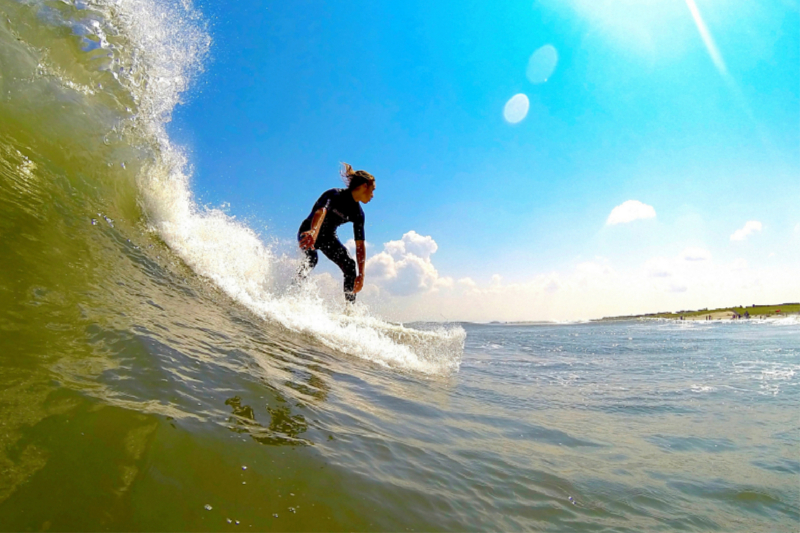 Surfer vor traumhafter Küste