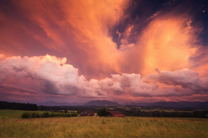 Abziehendes Gewitter im Sonnenuntergang