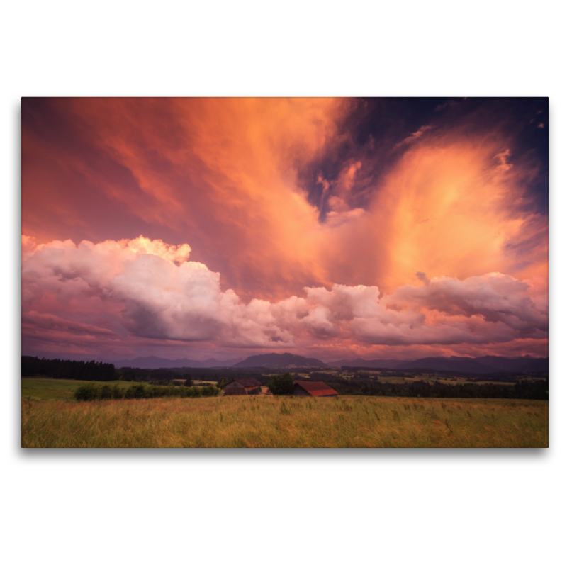 Abziehendes Gewitter im Sonnenuntergang