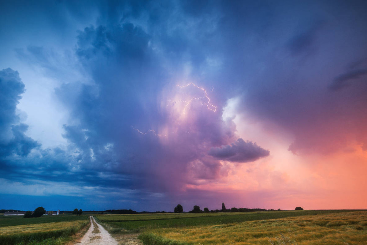 Einzelzelle im Sonnenuntergang