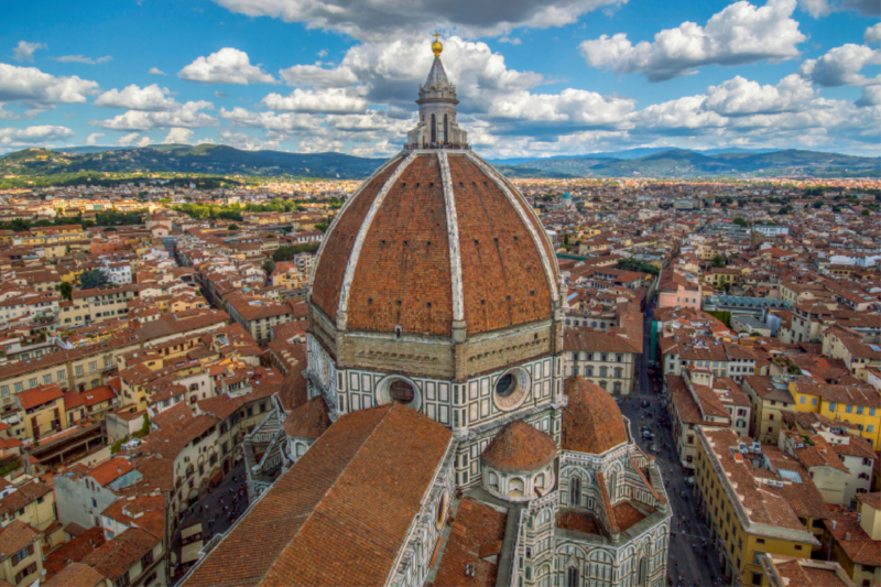 Die gigantische Kuppel des Doms in Florenz überragt die Stadt – Blick vom Glockenturm