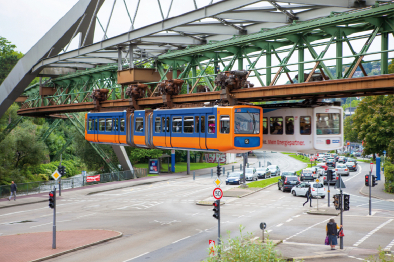 Zwei Schwebebahnen (Wagen Nr. 26 und Wagen Nr. 27 ) über der Wupperbrücke der B7