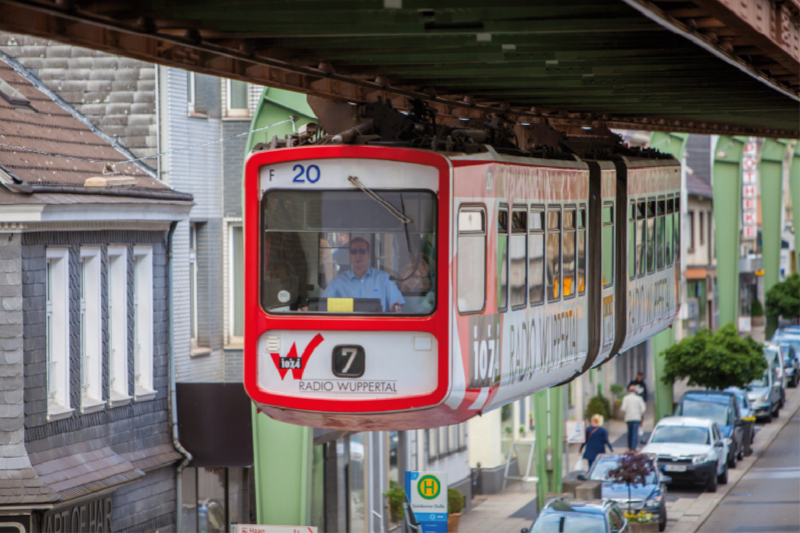 Schwebebahn (Wagen Nr. 7) kommend von der Station Zoo Stadion kurz vor der Station Sonborn