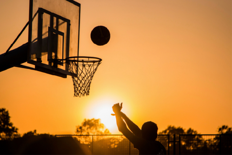 Basketballspiel im Sonnenuntergang