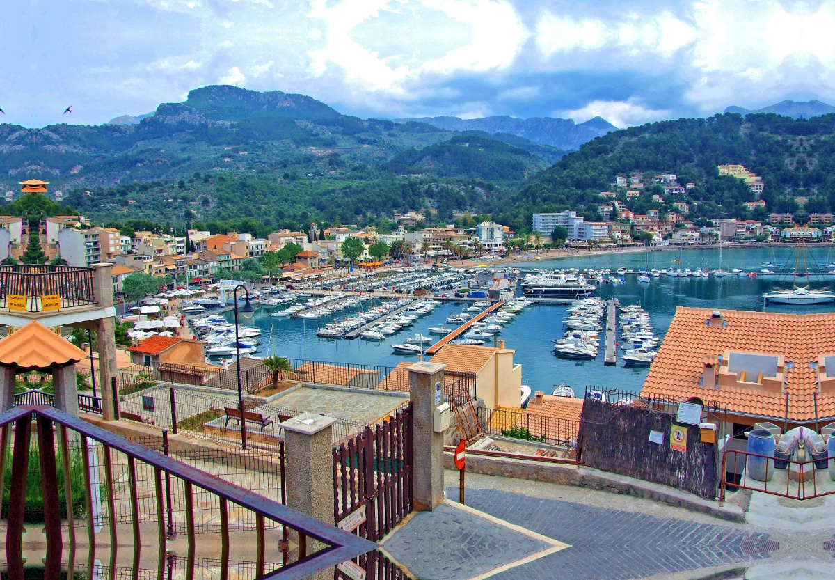 Blick von der Placa de Santa Catarina auf den Hafen von Port de Sóller