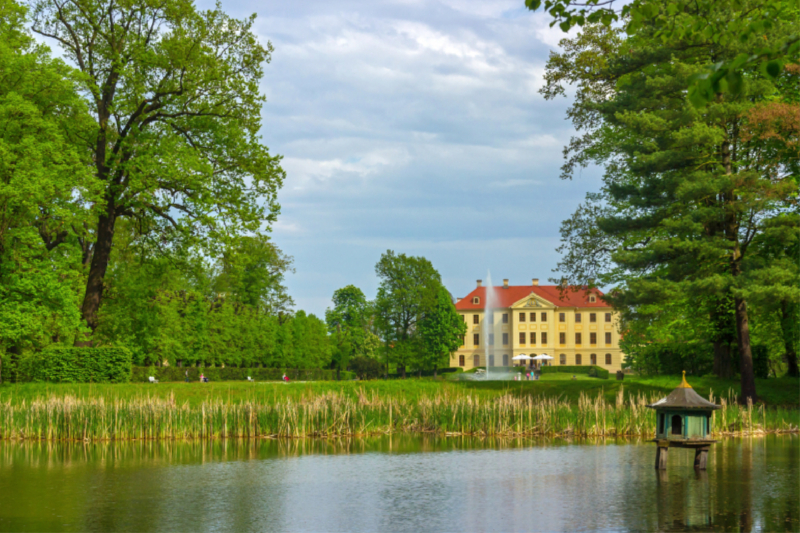 Am Flaschenteich mit Blick zum Palais