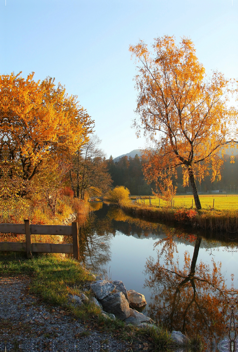 Herbstliche Stille am Fluss