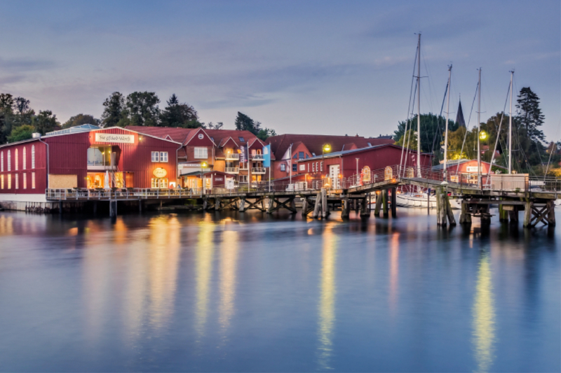 Eckernförde - Siegfriedwerft mit Holzbrücke