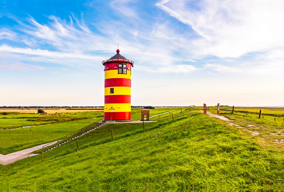 Rot-gelb gestreifter Leuchtturm