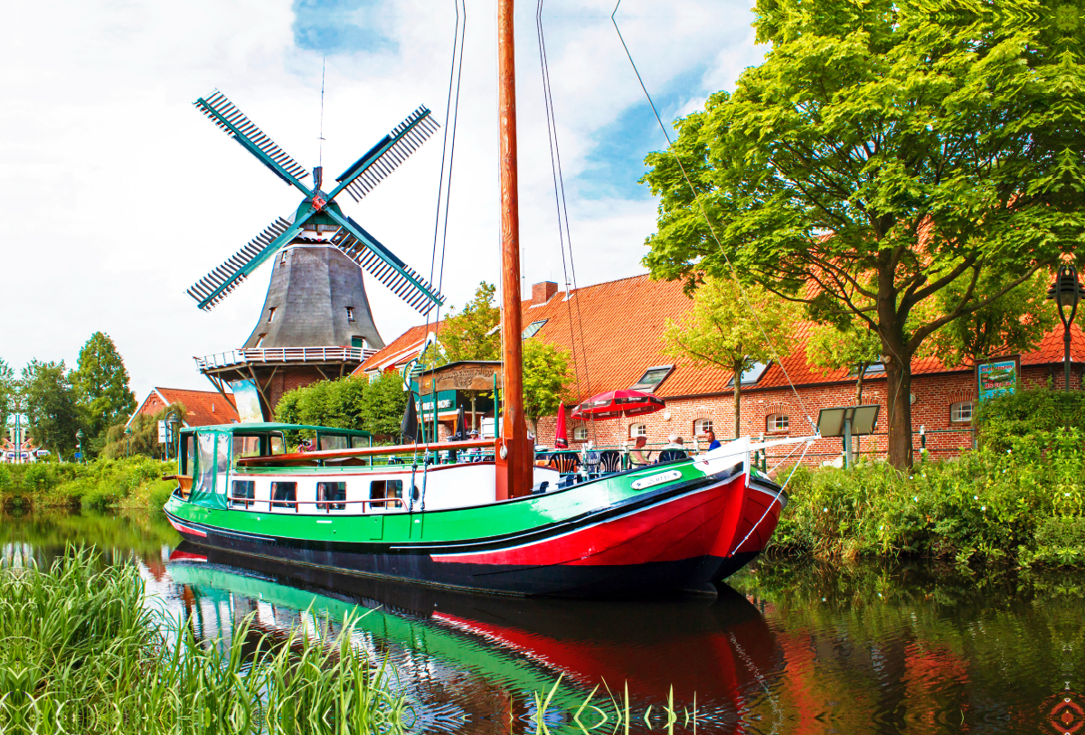 Torfschiff vor der Mühle am Tief