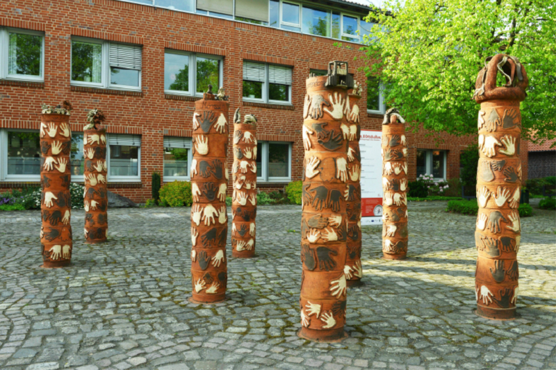 Skulptur vor dem Rathaus Twistringen