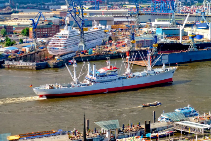 Hamburg Hafenpanorama mit Museumsschiff Cap San Diego