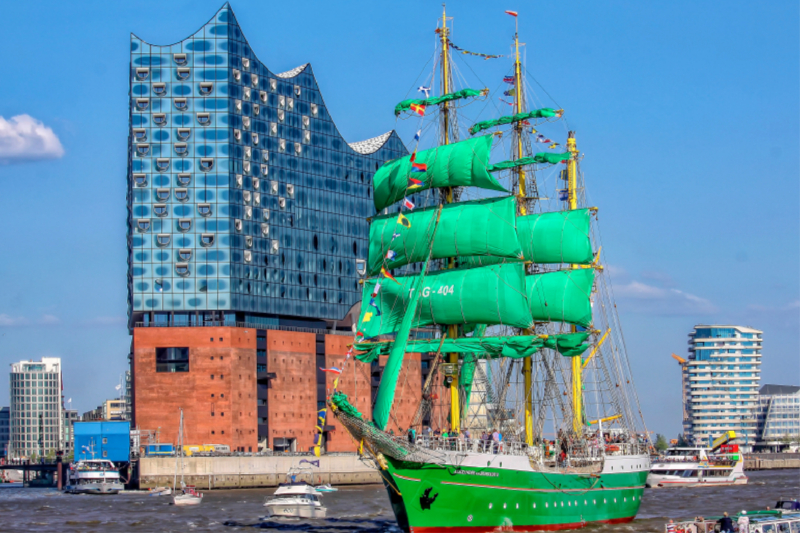 Hamburg Alexander von Humboldt II vor der neuen Elbphilharmonie