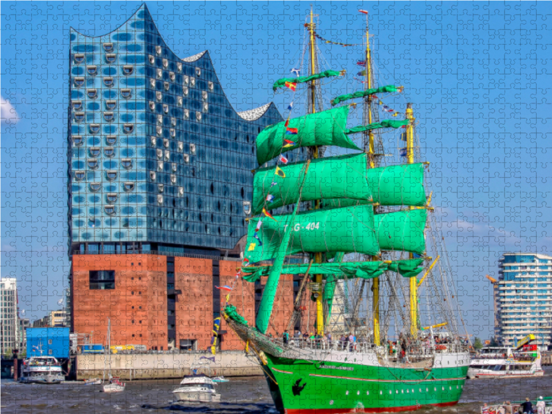 Hamburg Alexander von Humboldt II vor der neuen Elbphilharmonie