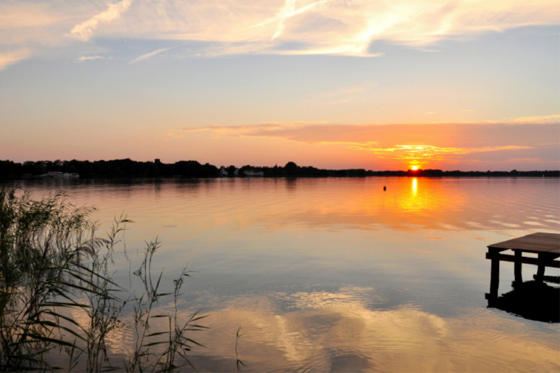 Sonnenuntergang mit gespiegelten Wolken am Zwischenahner Meer