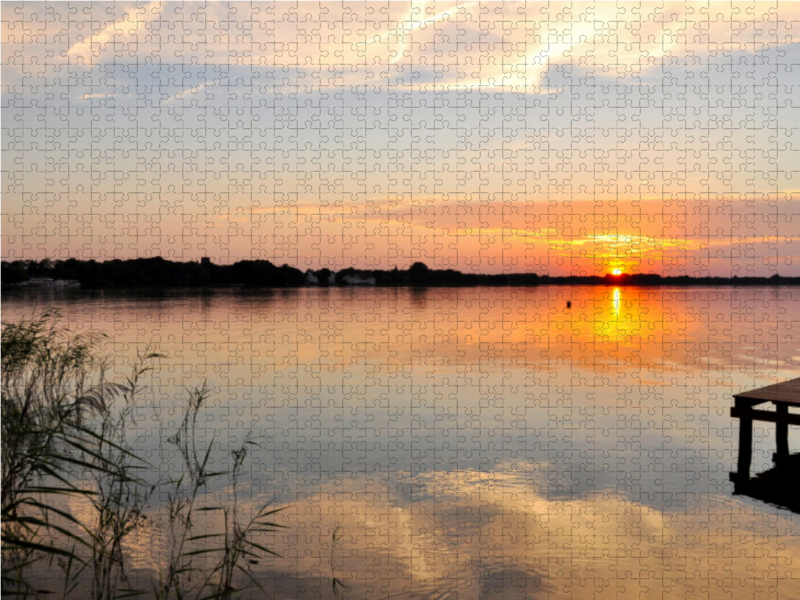 Sonnenuntergang mit gespiegelten Wolken am Zwischenahner Meer