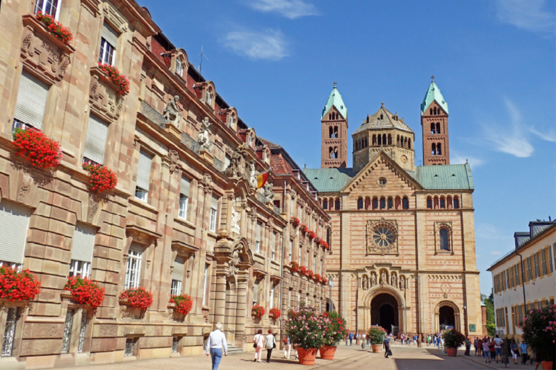 Blick auf das Stadtschloss und den Kaiserdom in Speyer am Rhein