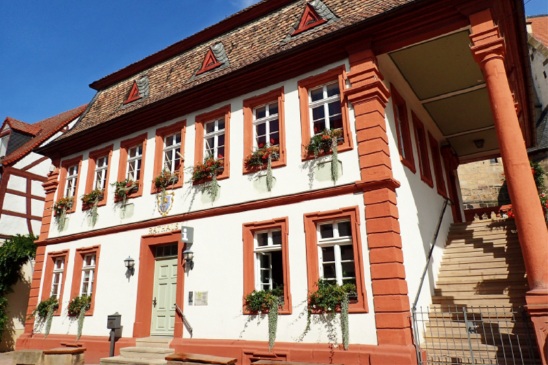 Das barocke Rathaus von 1750 in Freinsheim an der Weinstraße