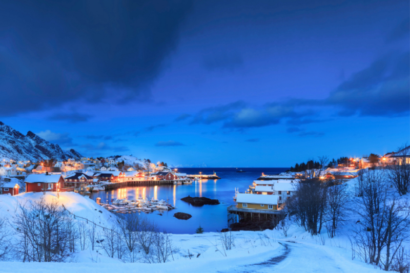 Fischerdorf Sorvagen auf Lofoten bei Nacht