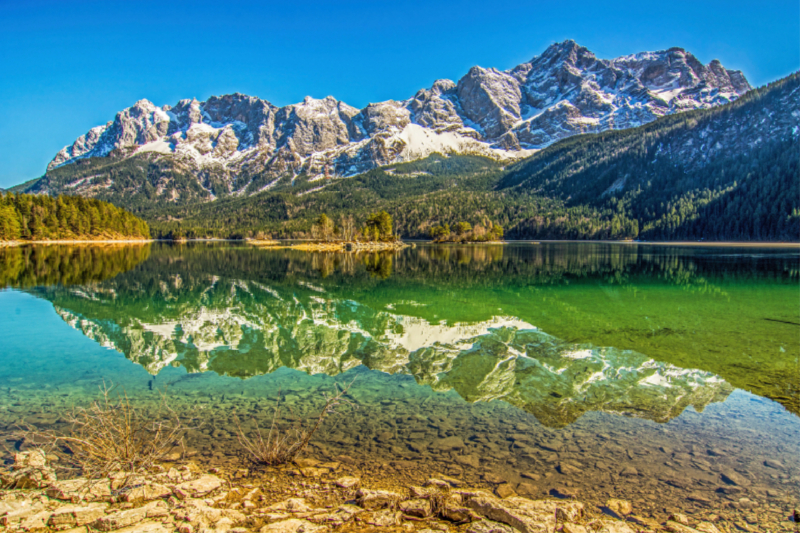 Das Wettersteingebirge spiegelt sich vollständig im Eibsee