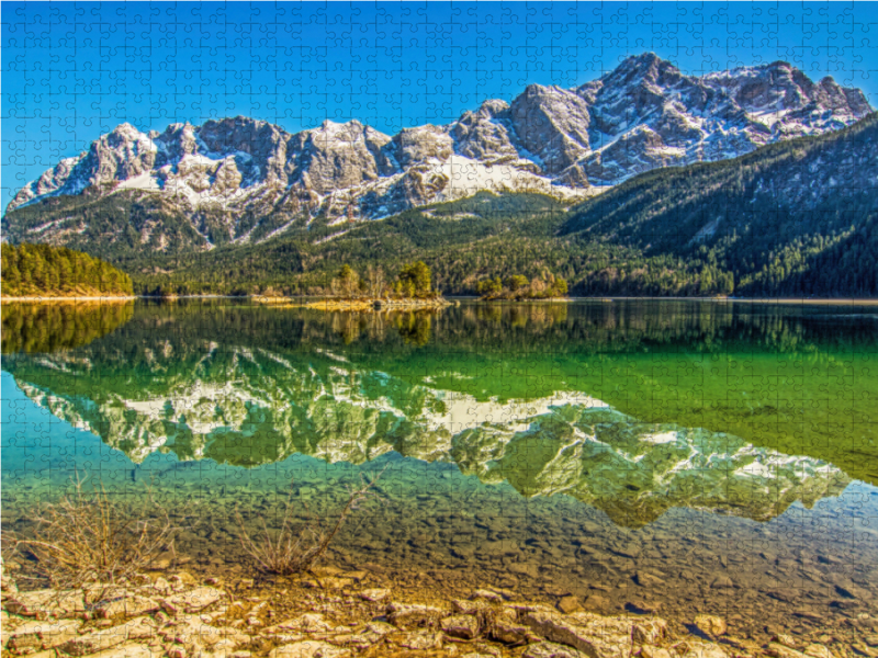 Das Wettersteingebirge spiegelt sich vollständig im Eibsee