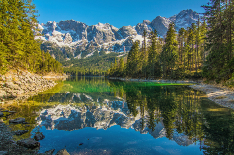 Das Zuspitzmassiv spiegelt sich im Eibsee