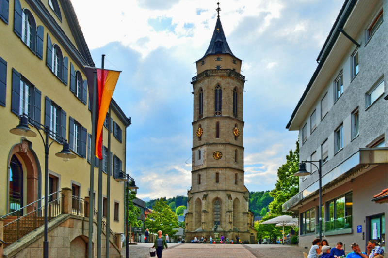 Stadtkirche, links flankiert vom Rathaus