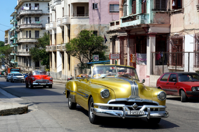 Ein goldfarbener Pontiac Chieftain in Havanna