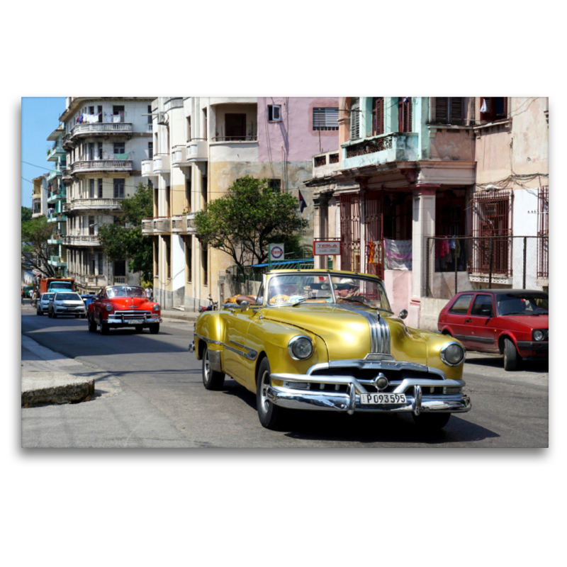 Ein goldfarbener Pontiac Chieftain in Havanna