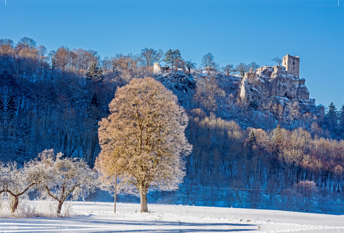 Winterlandschaft im Wiesenttal am Fuße der Burg Neideck