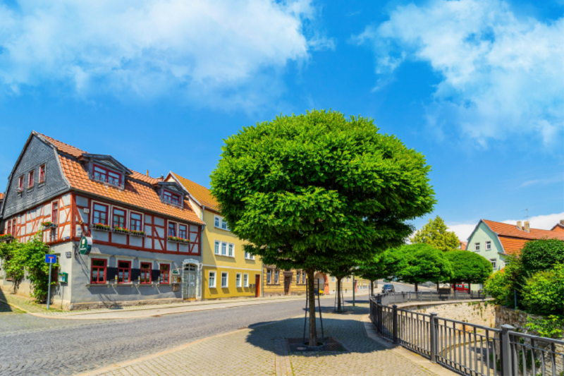 Mühlhäuser Straße mit Blick zum Restaurant 'Zur Weintraube'