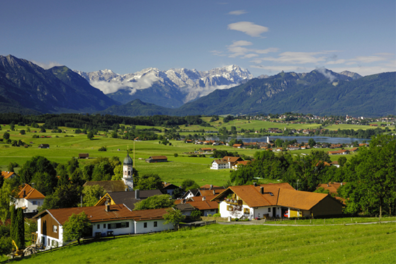 Blick von der Aidlinger Höhe auf den Riegsee und das Wettersteingebirge