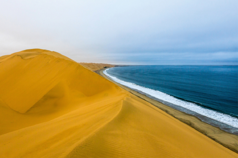 Steil fallen die Dünen der Namib zum Antlantik hin ab