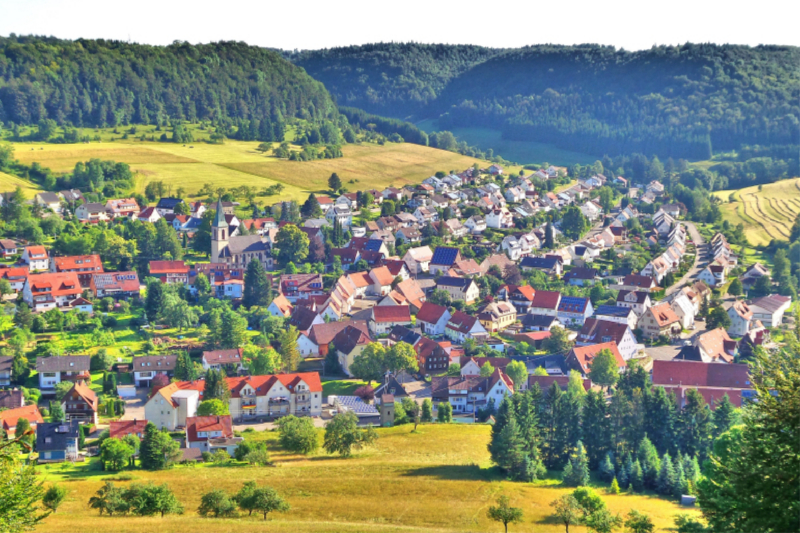 Blick über Pfeffingen vom Kleinen Hölzle aus