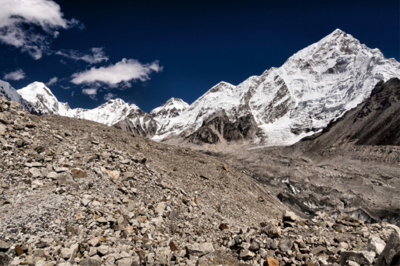 Nuptse (7861 m), Khumbutse (6636 m), Lingtren (6714 m)