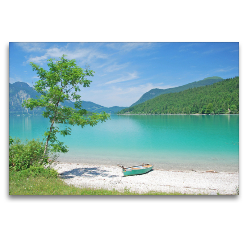 Türkisblauer Walchensee mit Boot am weißen Kieselstrand