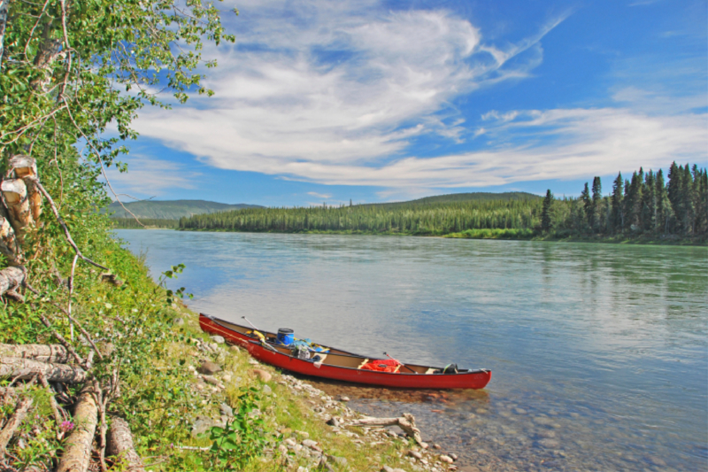 Rotes Kanu auf dem Yukon River in Kanada