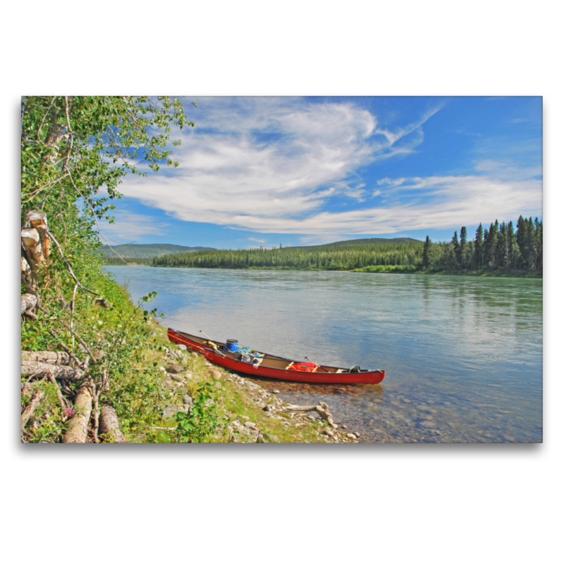 Rotes Kanu auf dem Yukon River in Kanada