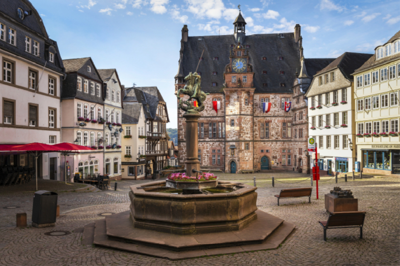 Marburger Rathaus mit Marktbrunnen im Frühjahr