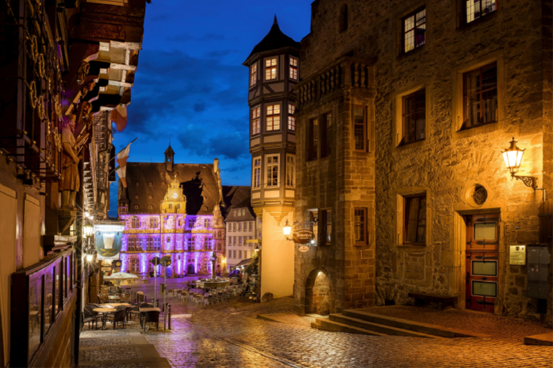 Markt mit Rathaus und lila Beleuchtung für Huntington