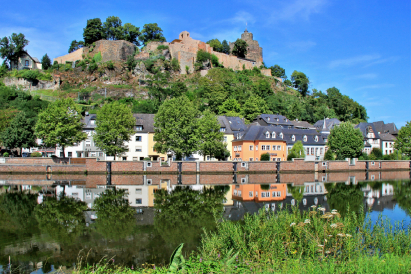 Blick auf die Burgruine Saarburg